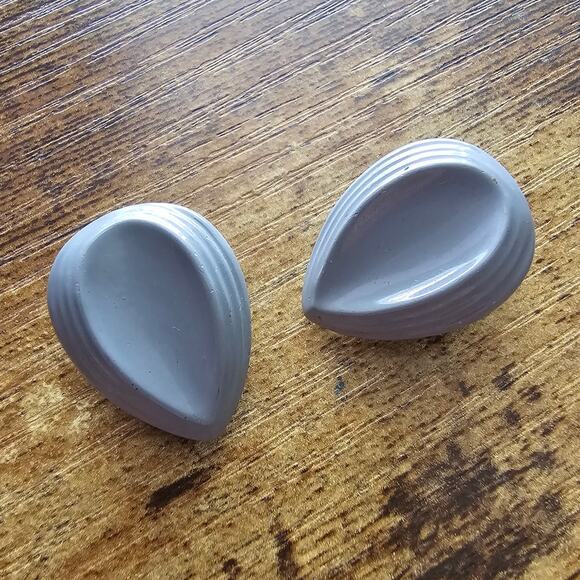 Vintage 1980s Clip On Earrings Plastic Teardrop Shape Gray - Picture 1 of 3